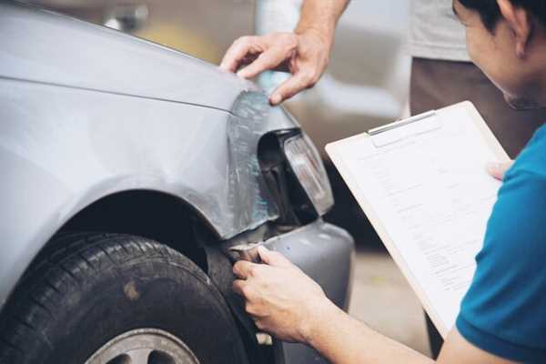 Cómo identificar daños en la carrocería antes de restaurar un coche